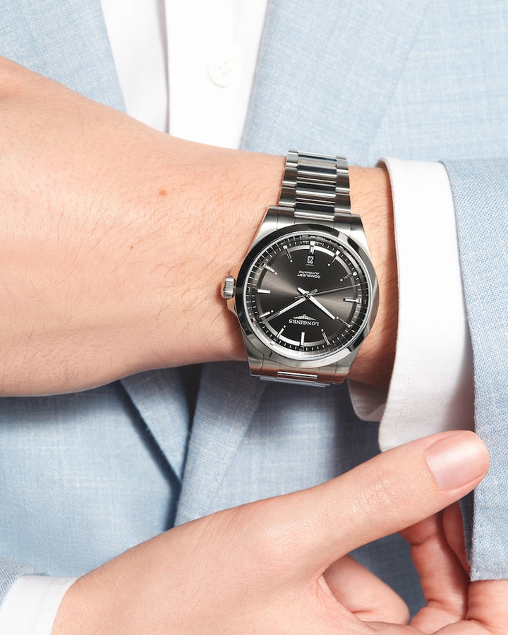 Longines Conquest 41 mm L3.830.4.52.6 wrist