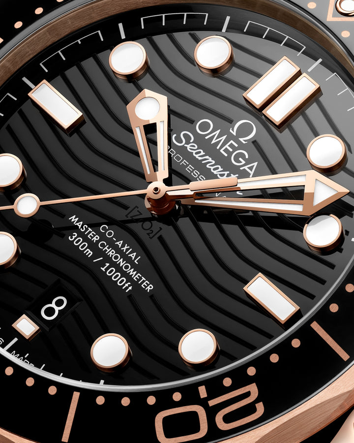 OMEGA Seamaster Diver 300M 42 mm Rubber Strap 210.62.42.20.01.002 dial detail