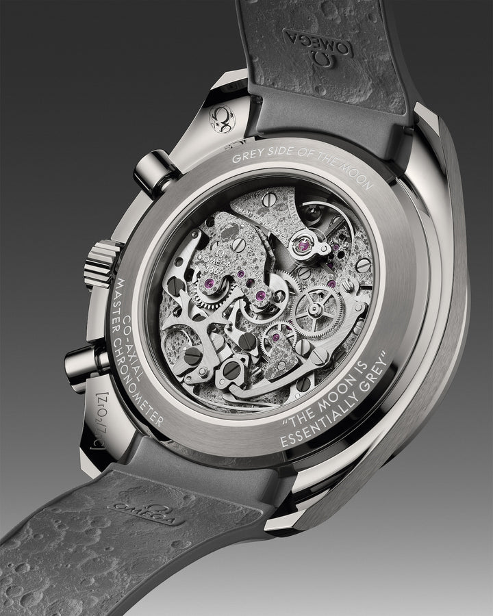 OMEGA Speedmaster Dark Side of the Moon  44.25 mm  310.92.44.50.06.002 open case 2