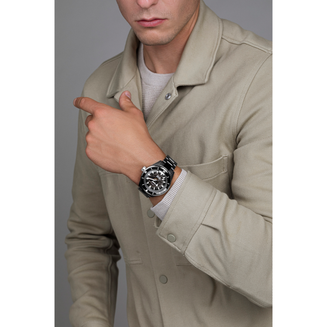 Rado Captain Cook High Tech Ceramic 43 mm R32127152 wrist