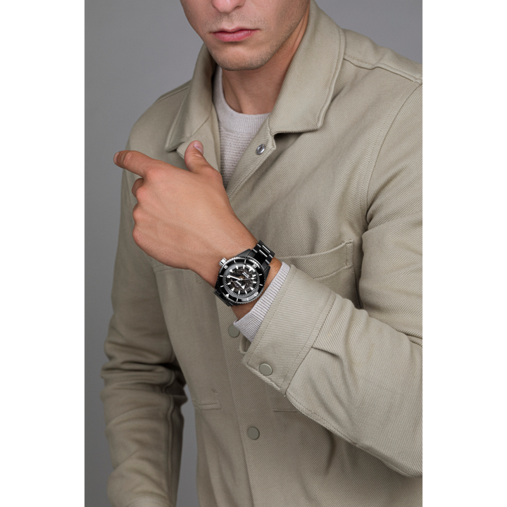 Rado Captain Cook High Tech Ceramic 43 mm R32127152 wrist