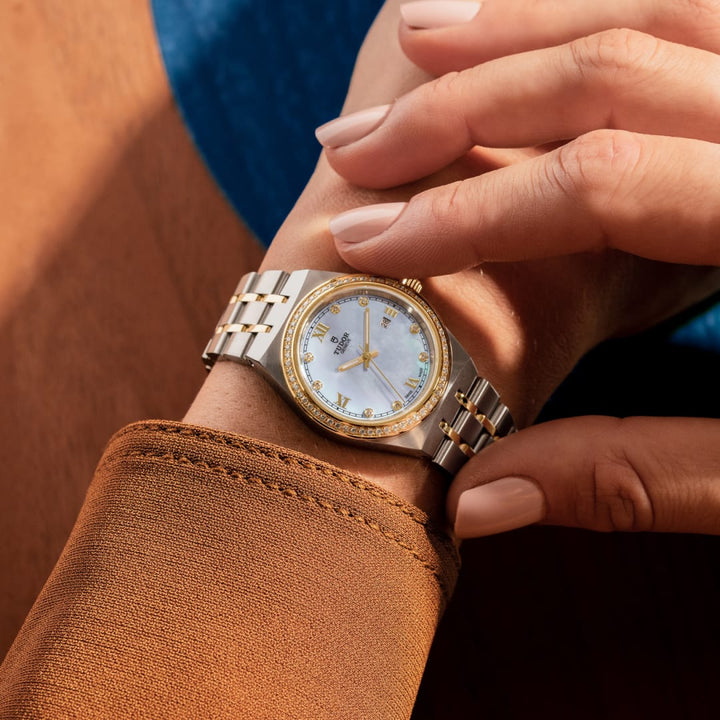 TUDOR Royal 28 mm M28323-0001 wrist