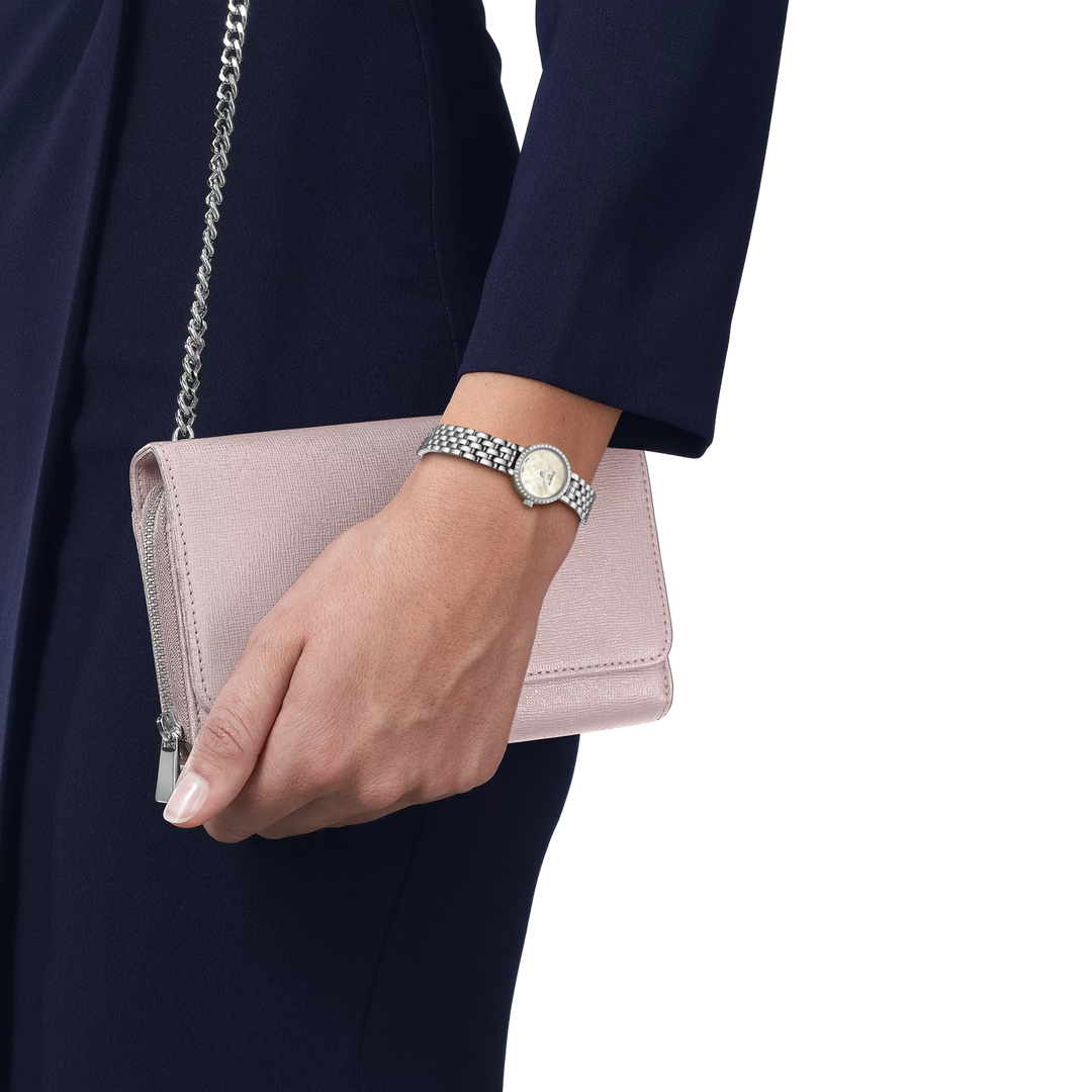 Tissot Lovely Round 19.50 mm T1400096111600 wrist