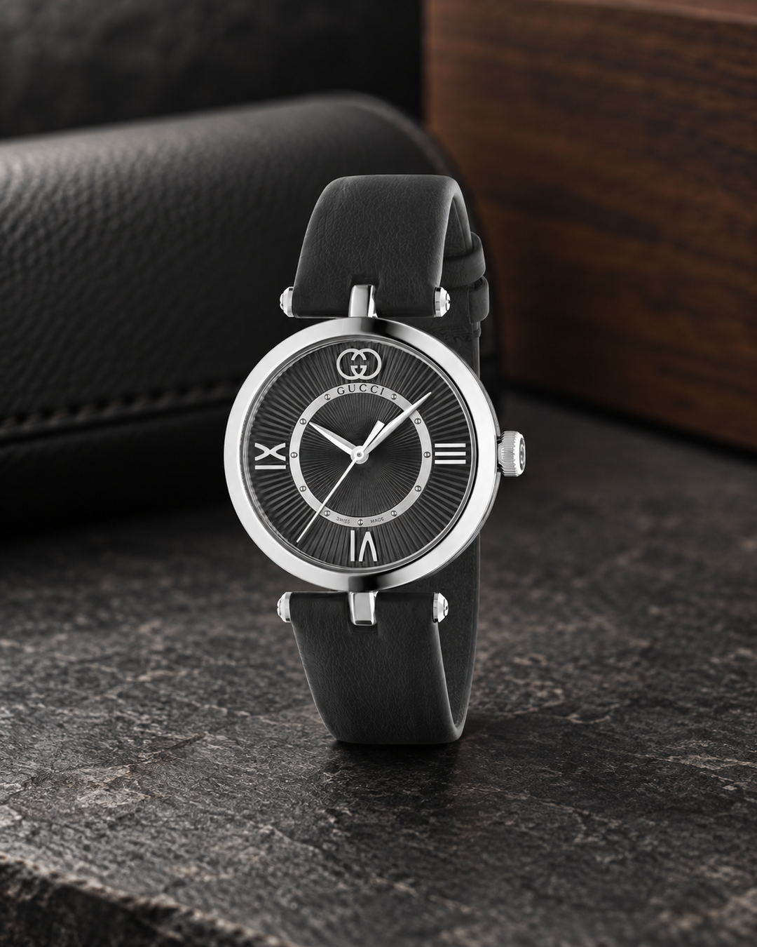 Gucci Model 2000 30 mm YA167505 lifestyle view